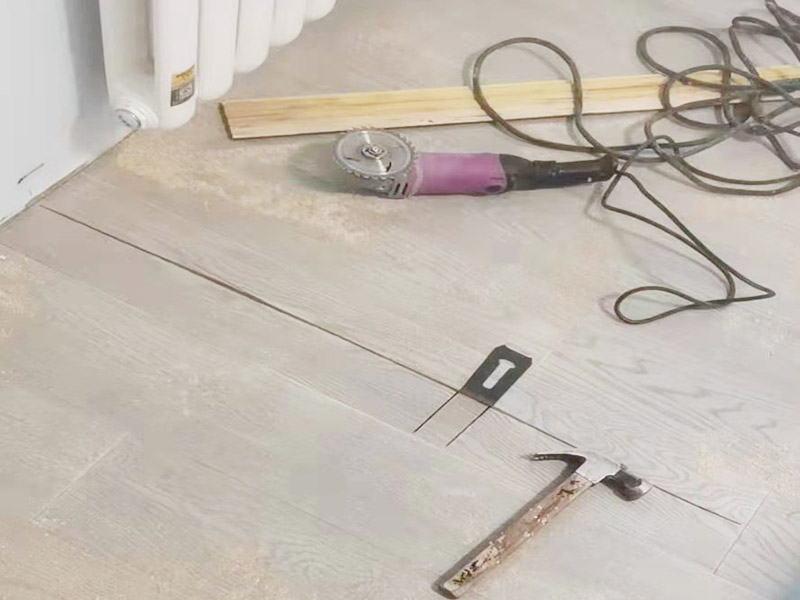 木地板踢腳線安裝：1、安裝前先清掃：把地面和墻面打掃干凈，這樣安裝踢腳線才不會(huì)出現(xiàn)空隙。 2、墻表打孔：需要進(jìn)行打孔，把踢腳線穩(wěn)固在墻表?？拙嘣?00cm左右，孔深度5CM左右。 3、墻角處理：踢腳線切成45度斜角，這樣2根踢腳線可以融合在一起，組成尖銳的90度直角。