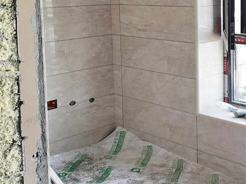 衛(wèi)生間瓷磚鋪貼：衛(wèi)生間的裝修，這個(gè)地方是洗漱的地方會(huì)使用很多水，所以說一定要做好排水的工作，排水是為了防止在以后的使用過程中出現(xiàn)堵塞水的現(xiàn)象，如果排水不做好就會(huì)導(dǎo)致衛(wèi)生間出現(xiàn)洪澇的現(xiàn)象，事先做排水的工作不僅僅是為了房子也是為了友鄰和睦，試想一下如果排水不做好就會(huì)導(dǎo)致水的堵塞然后就會(huì)出現(xiàn)水下滲的現(xiàn)象，可能會(huì)影響到樓下鄰居，所以說衛(wèi)生間做好排水很重要。