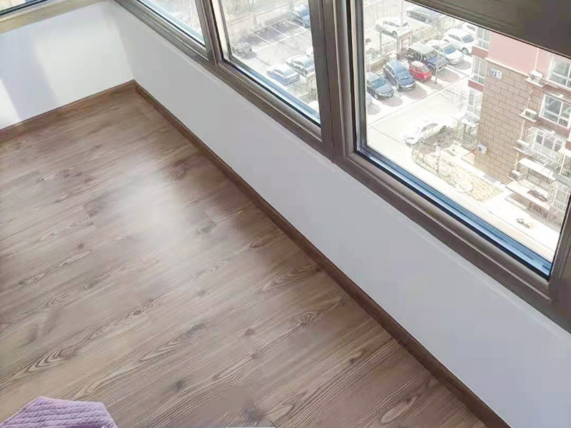 客廳墻面地板翻新：木地板鋪設(shè)之前，要先確保地面平整，然后在地上鋪一層塑料棉膜，塑料棉膜是為了防止地面防潮使木地板變形，接著講木地板都放置在地膜上，這樣在鋪貼的時(shí)候比較方便。先確定好木地板鋪設(shè)的方法，確定好之后就可以開(kāi)始鋪設(shè)了，一般是從墻角開(kāi)始鋪設(shè)。當(dāng)首塊板鋪上去，第二塊板就必須接連上。然后板與板之間都有槽與突出的插面，插面進(jìn)去槽里要嚴(yán)絲合縫。具體操作是將一塊木地板長(zhǎng)面的插面進(jìn)入到前面板的槽里，用手推板的側(cè)面插面進(jìn)入旁邊地板的槽里，如果有縫隙，那么用專用的錘子輕輕敲到一些即可。