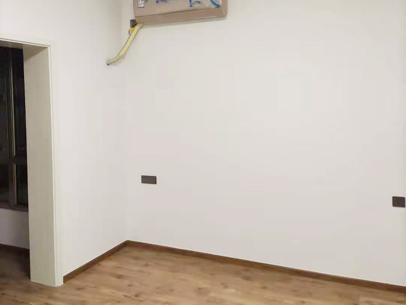 客廳墻面地板翻新：木地板鋪設(shè)之前，要先確保地面平整，然后在地上鋪一層塑料棉膜，塑料棉膜是為了防止地面防潮使木地板變形，接著講木地板都放置在地膜上，這樣在鋪貼的時(shí)候比較方便。先確定好木地板鋪設(shè)的方法，確定好之后就可以開(kāi)始鋪設(shè)了，一般是從墻角開(kāi)始鋪設(shè)。當(dāng)首塊板鋪上去，第二塊板就必須接連上。然后板與板之間都有槽與突出的插面，插面進(jìn)去槽里要嚴(yán)絲合縫。具體操作是將一塊木地板長(zhǎng)面的插面進(jìn)入到前面板的槽里，用手推板的側(cè)面插面進(jìn)入旁邊地板的槽里，如果有縫隙，那么用專用的錘子輕輕敲到一些即可。