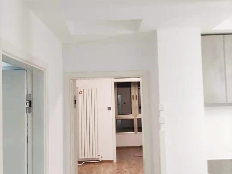 客廳墻面地板翻新：木地板鋪設(shè)之前，要先確保地面平整，然后在地上鋪一層塑料棉膜，塑料棉膜是為了防止地面防潮使木地板變形，接著講木地板都放置在地膜上，這樣在鋪貼的時(shí)候比較方便。先確定好木地板鋪設(shè)的方法，確定好之后就可以開(kāi)始鋪設(shè)了，一般是從墻角開(kāi)始鋪設(shè)。當(dāng)首塊板鋪上去，第二塊板就必須接連上。然后板與板之間都有槽與突出的插面，插面進(jìn)去槽里要嚴(yán)絲合縫。具體操作是將一塊木地板長(zhǎng)面的插面進(jìn)入到前面板的槽里，用手推板的側(cè)面插面進(jìn)入旁邊地板的槽里，如果有縫隙，那么用專用的錘子輕輕敲到一些即可。