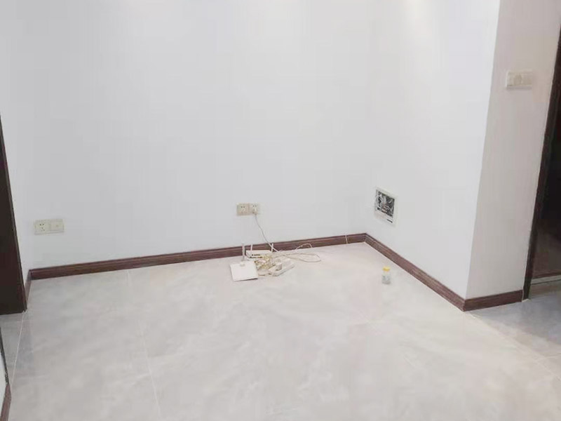 客廳裝修翻新：首先要做的就是進(jìn)行主體的改拆。需要按照?qǐng)D紙，進(jìn)行非承重墻的合理改拆，拆暖氣或者換窗戶等等，因?yàn)閴w暖氣等改拆以后，原本的水電格局會(huì)被破壞，所以，為了迎合新的房屋格局，水電路也要重新布置。木工，這是對(duì)于裝修客廳中需要木工門套或者壁櫥等的制作。在一般的裝修中，木工與油漆工，泥工可以同時(shí)作業(yè)，這樣比較節(jié)省時(shí)間。