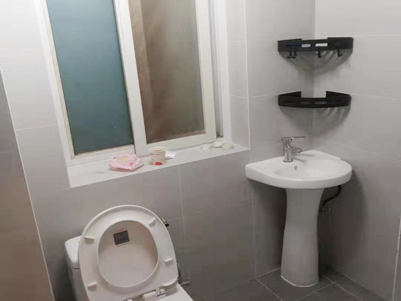 衛(wèi)生間整體裝修：水電改造關(guān)系到日后生活中的使用效果，非常重要。首先是所有與水電有關(guān)的設(shè)備具體位置、尺寸及安裝方式。在確定方案時(shí)，不僅只考慮當(dāng)前的使用需求，還需考慮到未來有可能出現(xiàn)的變化，做好預(yù)留打算。待水電改造好后，再做防水處理，衛(wèi)生間廁常用水，非常潮濕，防水措施一定要做好。衛(wèi)生間的防水處理不只是做地面的防水，還有墻面防水，且衛(wèi)生間內(nèi)的開關(guān)插座都必須帶防水蓋。 衛(wèi)生間使用的瓷磚不僅要有裝飾性，還要有防水功能，帶有防水性的瓷磚可以對(duì)衛(wèi)生間墻體及地面起到很好的保護(hù)作用。而廁所地面使用的瓷磚，不僅要防水還要防滑，大家可以選表面帶凹凸紋路的瓷磚。