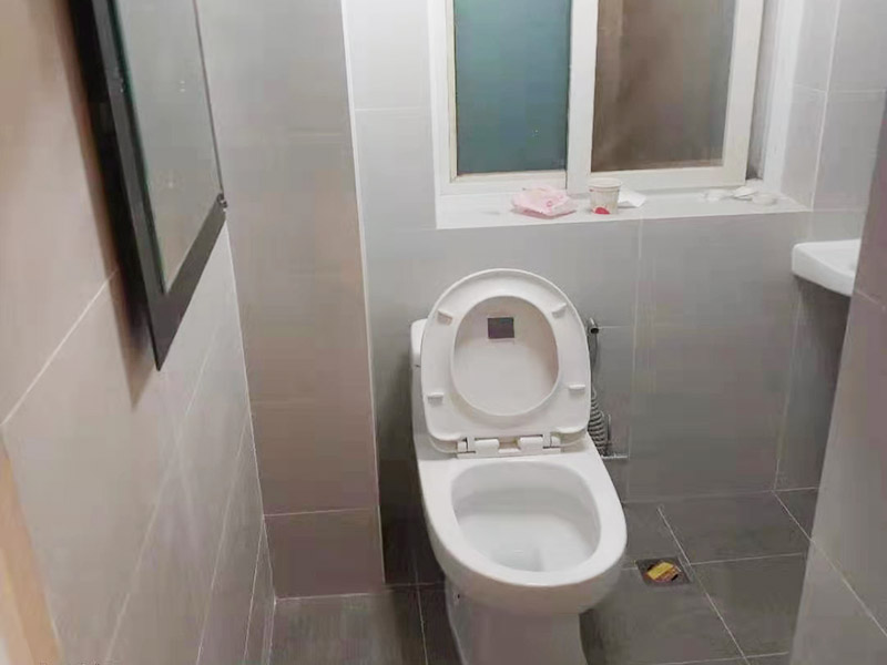 衛(wèi)生間整體裝修：水電改造關(guān)系到日后生活中的使用效果，非常重要。首先是所有與水電有關(guān)的設(shè)備具體位置、尺寸及安裝方式。在確定方案時(shí)，不僅只考慮當(dāng)前的使用需求，還需考慮到未來有可能出現(xiàn)的變化，做好預(yù)留打算。待水電改造好后，再做防水處理，衛(wèi)生間廁常用水，非常潮濕，防水措施一定要做好。衛(wèi)生間的防水處理不只是做地面的防水，還有墻面防水，且衛(wèi)生間內(nèi)的開關(guān)插座都必須帶防水蓋。 衛(wèi)生間使用的瓷磚不僅要有裝飾性，還要有防水功能，帶有防水性的瓷磚可以對(duì)衛(wèi)生間墻體及地面起到很好的保護(hù)作用。而廁所地面使用的瓷磚，不僅要防水還要防滑，大家可以選表面帶凹凸紋路的瓷磚。