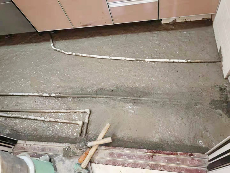 廚房地面埋管找平：一般房屋的地面上有比較凸出的地方，可以采用旋轉(zhuǎn)平磨的方式將高的地方打磨下去前提是下邊沒(méi)有管道。如果高的地方不打磨，那么找平出來(lái)的地面就會(huì)出現(xiàn)由齒刮刮出來(lái)的地面在高的地方同樣留下了同樣多的水泥，最后找出來(lái)的地面好是高的地方依然高，低的地方依然低。同時(shí)打磨還能節(jié)約不少的用料，這是地面找平中一個(gè)很重要的步驟。