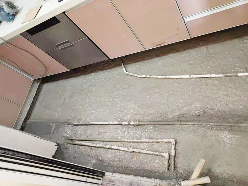 廚房地面埋管找平：一般房屋的地面上有比較凸出的地方，可以采用旋轉(zhuǎn)平磨的方式將高的地方打磨下去前提是下邊沒(méi)有管道。如果高的地方不打磨，那么找平出來(lái)的地面就會(huì)出現(xiàn)由齒刮刮出來(lái)的地面在高的地方同樣留下了同樣多的水泥，最后找出來(lái)的地面好是高的地方依然高，低的地方依然低。同時(shí)打磨還能節(jié)約不少的用料，這是地面找平中一個(gè)很重要的步驟。