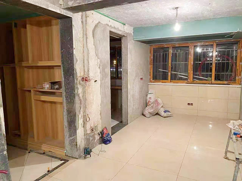 客廳整體裝修翻新：在舊房翻新中最先實施的是主題拆除，其中主要包括墻面、地面、門窗、水路、電路等各方面的拆除。在拆除過程中，廚衛(wèi)的墻磚鏟除中防水層是極易被損壞的，所以裝修在墻面抹灰完成后一定要重新做防水。拆改會產(chǎn)生許多的垃圾，要及時清理，同時老房翻新過程中時刻保持室內(nèi)的清潔，這對于施工也是非常方便的。
第二步就是結(jié)構(gòu)的改造啦。舊房翻新業(yè)主們在做結(jié)構(gòu)優(yōu)化時，廚房、衛(wèi)生間在包立管時一定要留有檢查口以便維修，舊房的承重墻一定不能拆除否則造成安全隱患。
接下來就是隱蔽工程的實施了。其中包括檢查吊頂內(nèi)的供水、空調(diào)