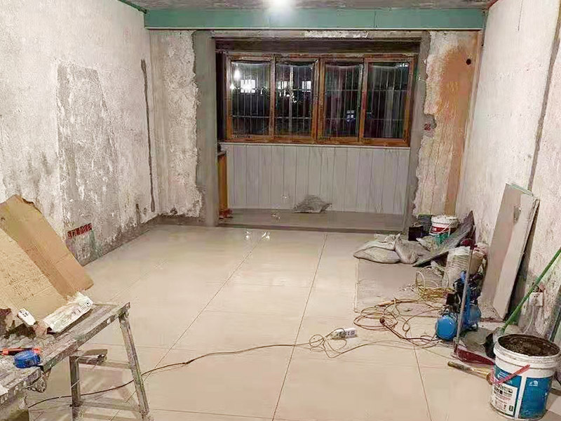 客廳整體裝修翻新：在舊房翻新中最先實施的是主題拆除，其中主要包括墻面、地面、門窗、水路、電路等各方面的拆除。在拆除過程中，廚衛(wèi)的墻磚鏟除中防水層是極易被損壞的，所以裝修在墻面抹灰完成后一定要重新做防水。拆改會產(chǎn)生許多的垃圾，要及時清理，同時老房翻新過程中時刻保持室內(nèi)的清潔，這對于施工也是非常方便的。 第二步就是結(jié)構(gòu)的改造啦。舊房翻新業(yè)主們在做結(jié)構(gòu)優(yōu)化時，廚房、衛(wèi)生間在包立管時一定要留有檢查口以便維修，舊房的承重墻一定不能拆除否則造成安全隱患。 接下來就是隱蔽工程的實施了。其中包括檢查吊頂內(nèi)的供水、空調(diào)