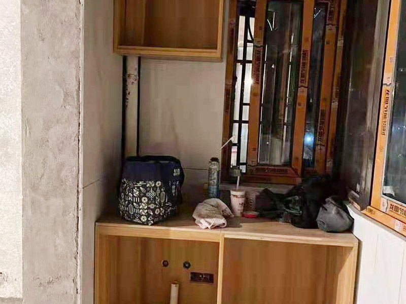 客廳整體裝修翻新：在舊房翻新中最先實施的是主題拆除，其中主要包括墻面、地面、門窗、水路、電路等各方面的拆除。在拆除過程中，廚衛(wèi)的墻磚鏟除中防水層是極易被損壞的，所以裝修在墻面抹灰完成后一定要重新做防水。拆改會產(chǎn)生許多的垃圾，要及時清理，同時老房翻新過程中時刻保持室內(nèi)的清潔，這對于施工也是非常方便的。 第二步就是結(jié)構(gòu)的改造啦。舊房翻新業(yè)主們在做結(jié)構(gòu)優(yōu)化時，廚房、衛(wèi)生間在包立管時一定要留有檢查口以便維修，舊房的承重墻一定不能拆除否則造成安全隱患。 接下來就是隱蔽工程的實施了。其中包括檢查吊頂內(nèi)的供水、空調(diào)