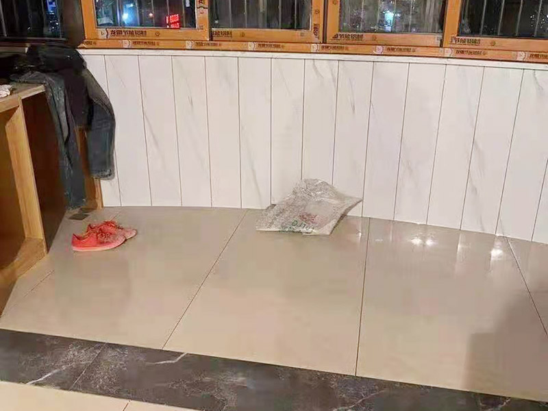 客廳整體裝修翻新：在舊房翻新中最先實施的是主題拆除，其中主要包括墻面、地面、門窗、水路、電路等各方面的拆除。在拆除過程中，廚衛(wèi)的墻磚鏟除中防水層是極易被損壞的，所以裝修在墻面抹灰完成后一定要重新做防水。拆改會產(chǎn)生許多的垃圾，要及時清理，同時老房翻新過程中時刻保持室內(nèi)的清潔，這對于施工也是非常方便的。 第二步就是結(jié)構(gòu)的改造啦。舊房翻新業(yè)主們在做結(jié)構(gòu)優(yōu)化時，廚房、衛(wèi)生間在包立管時一定要留有檢查口以便維修，舊房的承重墻一定不能拆除否則造成安全隱患。 接下來就是隱蔽工程的實施了。其中包括檢查吊頂內(nèi)的供水、空調(diào)