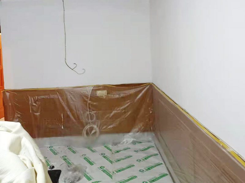 墻面刷新保護(hù)：舊墻的基礎(chǔ)處理主要是指根除墻面的原有裝飾，一般包含墻面原有墻面漆和膩?zhàn)訉拥母⒃心狙b飾、原有其它外表裝飾物如墻紙等的鏟除等。濕潤原有墻面，墻面鏟除的會(huì)比較徹底。墻面的基礎(chǔ)處理要根據(jù)墻面的具體情況，具體施工（局部鏟除修補(bǔ)、鏟除至石膏層膩?zhàn)?、鏟除至原墻水泥層），以便靈活掌握預(yù)算和工期。