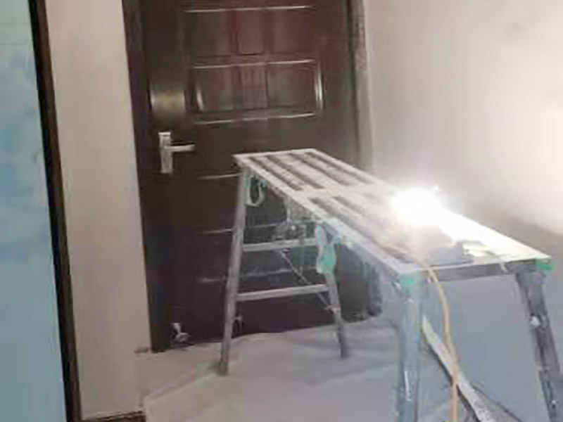 墻面刷新保護(hù)：舊墻的基礎(chǔ)處理主要是指根除墻面的原有裝飾，一般包含墻面原有墻面漆和膩?zhàn)訉拥母?、原有木裝飾、原有其它外表裝飾物如墻紙等的鏟除等。濕潤原有墻面，墻面鏟除的會(huì)比較徹底。墻面的基礎(chǔ)處理要根據(jù)墻面的具體情況，具體施工（局部鏟除修補(bǔ)、鏟除至石膏層膩?zhàn)?、鏟除至原墻水泥層），以便靈活掌握預(yù)算和工期。