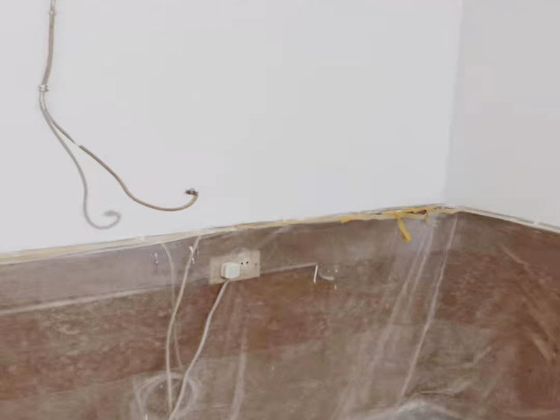 墻面刷新保護(hù)：舊墻的基礎(chǔ)處理主要是指根除墻面的原有裝飾，一般包含墻面原有墻面漆和膩?zhàn)訉拥母?、原有木裝飾、原有其它外表裝飾物如墻紙等的鏟除等。濕潤原有墻面，墻面鏟除的會(huì)比較徹底。墻面的基礎(chǔ)處理要根據(jù)墻面的具體情況，具體施工（局部鏟除修補(bǔ)、鏟除至石膏層膩?zhàn)?、鏟除至原墻水泥層），以便靈活掌握預(yù)算和工期。