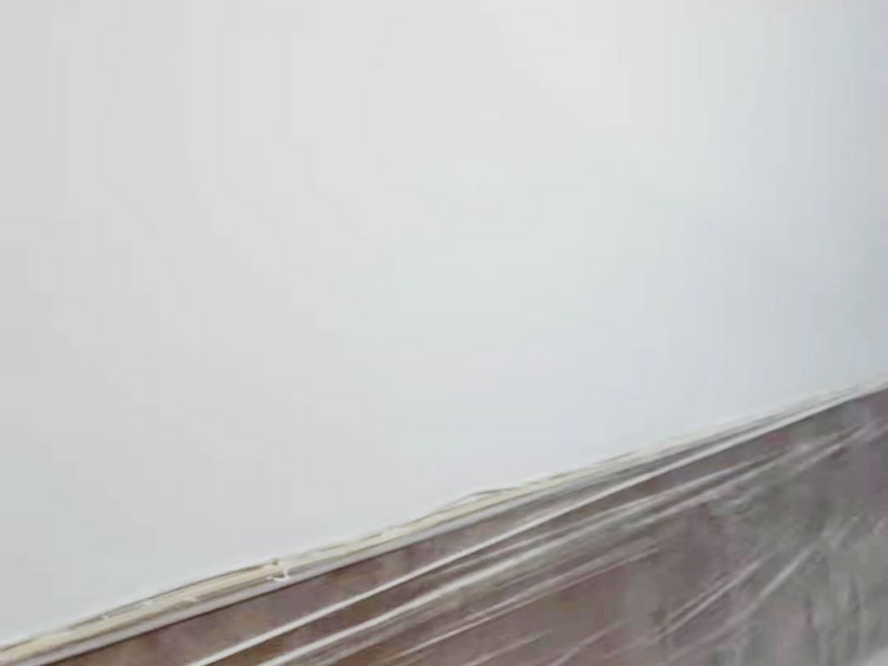 墻面刷新保護(hù)：舊墻的基礎(chǔ)處理主要是指根除墻面的原有裝飾，一般包含墻面原有墻面漆和膩?zhàn)訉拥母?、原有木裝飾、原有其它外表裝飾物如墻紙等的鏟除等。濕潤原有墻面，墻面鏟除的會(huì)比較徹底。墻面的基礎(chǔ)處理要根據(jù)墻面的具體情況，具體施工（局部鏟除修補(bǔ)、鏟除至石膏層膩?zhàn)?、鏟除至原墻水泥層），以便靈活掌握預(yù)算和工期。