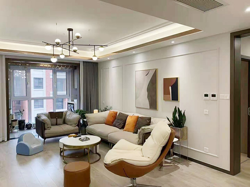 潔具最好先買好，拿著潔具的上下水圖給水電工，把位置搞對(duì)，不然到時(shí)候，管子不夠長(zhǎng)又要重新買接　頭。熱水器等不經(jīng)常拔插頭的插座最好用帶開關(guān)的。