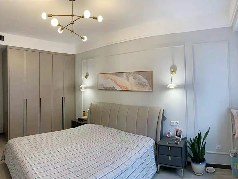 潔具最好先買好，拿著潔具的上下水圖給水電工，把位置搞對(duì)，不然到時(shí)候，管子不夠長(zhǎng)又要重新買接　頭。熱水器等不經(jīng)常拔插頭的插座最好用帶開關(guān)的。