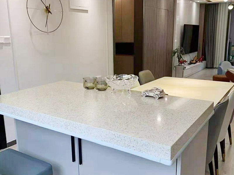 潔具最好先買好，拿著潔具的上下水圖給水電工，把位置搞對(duì)，不然到時(shí)候，管子不夠長(zhǎng)又要重新買接　頭。熱水器等不經(jīng)常拔插頭的插座最好用帶開關(guān)的。