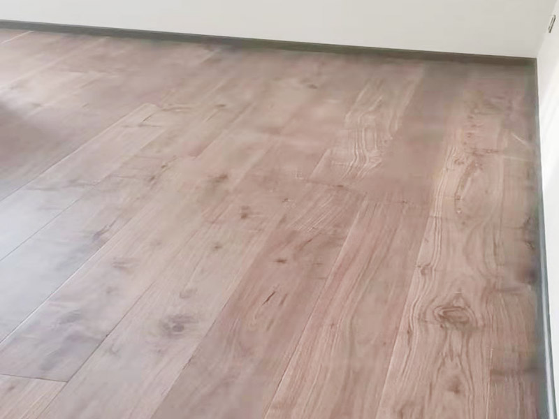 【成都地板劃痕修復(fù)】木地板不小心被劃了，用地板補(bǔ)漆筆可以修