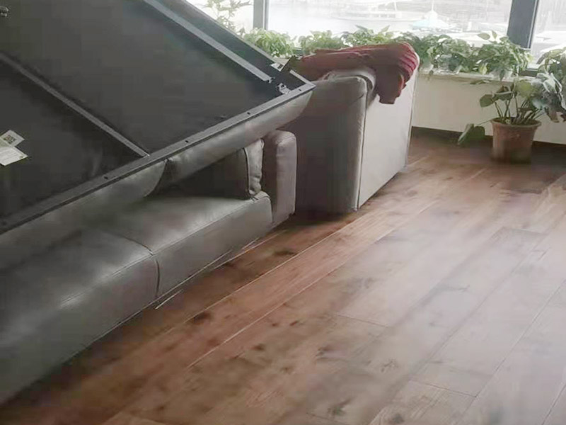 【成都地板劃痕修復(fù)】木地板不小心被劃了，用地板補(bǔ)漆筆可以修