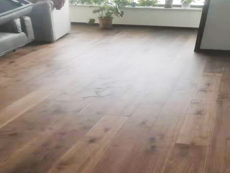 【成都地板劃痕修復(fù)】木地板不小心被劃了，用地板補(bǔ)漆筆可以修