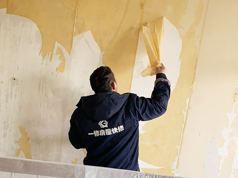 舊墻紙鏟除維修：當(dāng)有大面積墻壁上的取墻紙時(shí)，需要從上方開(kāi)始取。用小刀劃開(kāi)一個(gè)小口，把墻紙往下慢慢扯，要均衡用力。在取墻紙時(shí)，當(dāng)發(fā)現(xiàn)墻紙粘貼太緊，取不下時(shí)，可用毛巾蘸水抹墻紙。這樣讓部分水進(jìn)入墻體，使墻紙失去粘貼，就好取了。最好有兩個(gè)人站在兩邊同時(shí)取墻紙。有的地方墻紙畫(huà)的取不下時(shí)，可用右手拿小刀在墻紙邊上劃小痕跡，用毛刷把邊角翹起。