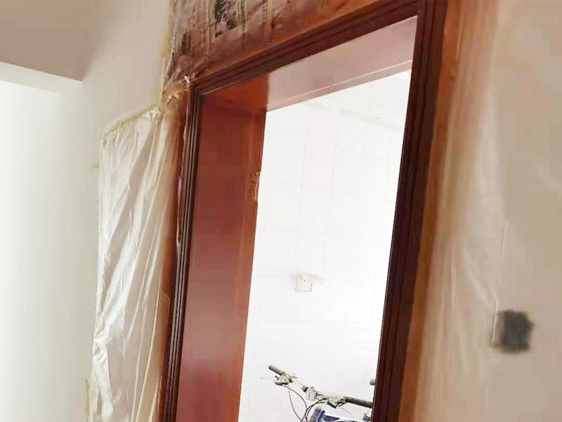 門框刷漆維修：把木門上面的把手等裝飾品都卸下來，防止下一步作業(yè)時劃傷手，也有利于均勻涂刷木門油漆。用粗砂紙把需要刷油漆的地方都打磨一遍，注意轉(zhuǎn)角的地方不要打磨的太厲害，保持木門原來的形狀。把刷完一遍漆的木門放置四到五個小時，等油漆干透。木門油漆干透后，拿細(xì)砂紙把木門從頭到尾再打磨一遍。這一次打磨是為了把油漆上刷的不均勻的地方打磨平，利于后面繼續(xù)刷漆。刷漆第二和三遍把把手等步卸下來的裝飾物安裝回去。