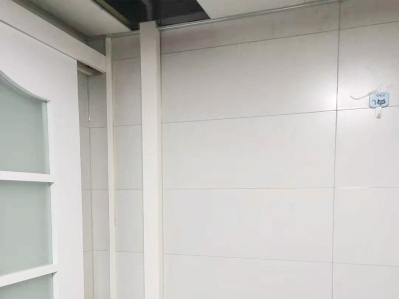 明管安裝維修：第一步是測(cè)量，確定線管和一級(jí)配電箱的固定點(diǎn)位。第二步是加工我們所需要的線管。第三步是線管的安裝和固定。第四步是管路進(jìn)入線盒或者是線盒。