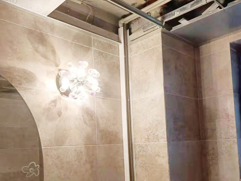 明管安裝維修：第一步是測(cè)量，確定線管和一級(jí)配電箱的固定點(diǎn)位。第二步是加工我們所需要的線管。第三步是線管的安裝和固定。第四步是管路進(jìn)入線盒或者是線盒。