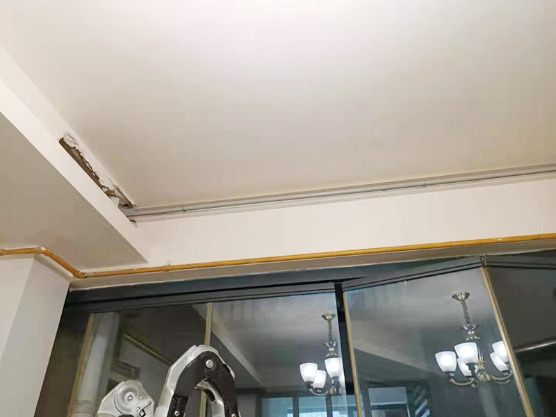 明管安裝維修：第一步是測(cè)量，確定線管和一級(jí)配電箱的固定點(diǎn)位。第二步是加工我們所需要的線管。第三步是線管的安裝和固定。第四步是管路進(jìn)入線盒或者是線盒。