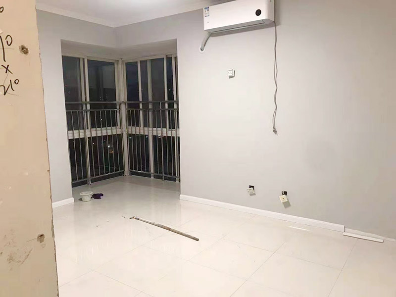 墻面滾刷乳膠漆：墻面修補：毛坯墻體。基層堅固，不得有起砂、脫落等現(xiàn)象。陰陽角須彈墨線來衡量水平度。前一遍膩子干透，后一遍方能施工。 刮膩子：墻砌好后，進行兩道抹灰，基面加以修飾、補平。抹灰完后，刷乳膠漆?；举I成品膩子粉，加水攪拌即可了。 墻面打磨：刮膩子后，基層不平整。需砂紙打磨修復。中間可用燈泡照明，方便檢查平整度。 油漆操作：施工方法有排刷、輥刷、噴槍、批。排刷：省料，費時間，干燥快，盡量一次完成，否則易產(chǎn)生接痕。輥刷：效果普通，浪費油漆，性價比高。噴槍：效果好，速度快，省時，不易修補。批：效果好，費料。