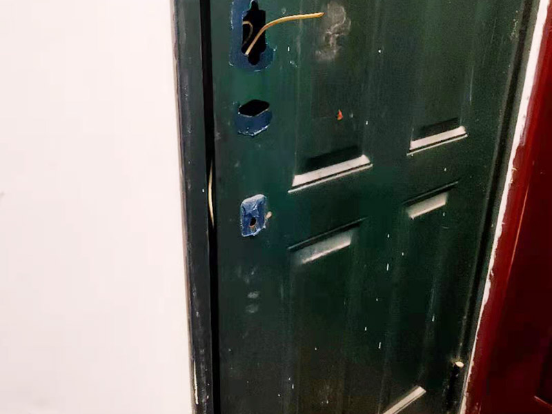 貴陽防盜門噴漆的師傅為什么都是白天施工，晚上不能給防盜門噴漆嗎