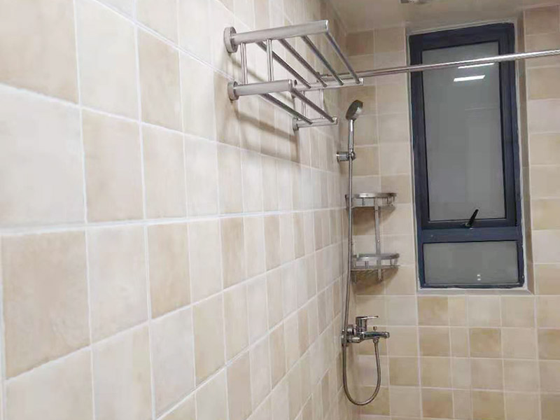 衛(wèi)生間家具五金安裝:柜類安裝順序一般為由下到上，由里到外，以免造成繁復拆裝和柜頭無處安放的情況。床類實木家具安裝順序一般為先安裝床的架，然后將床杠、床屏、床尾依次連接。