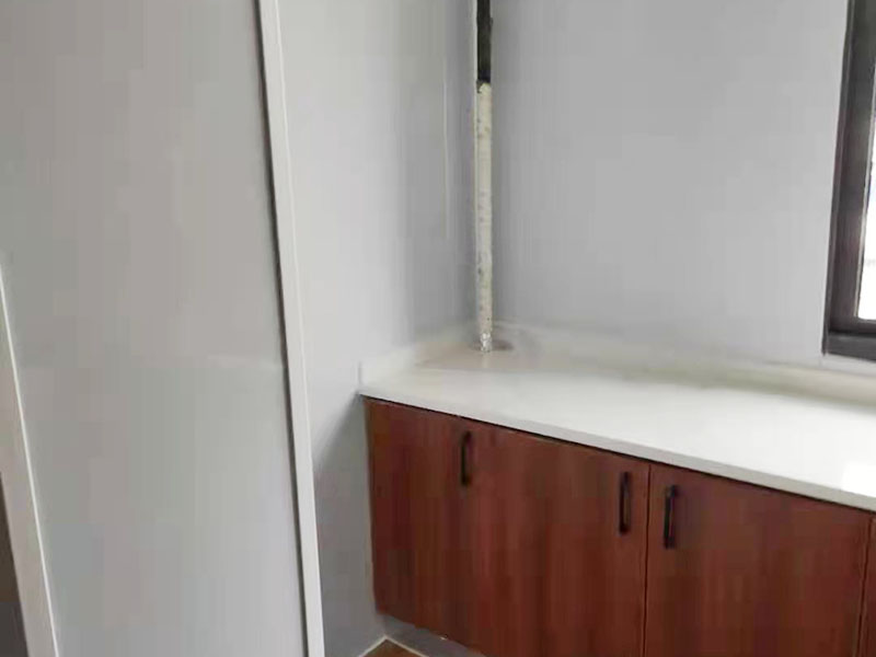 全屋翻新裝修施工：在舊房翻新中最先實(shí)施的是主題拆除，其中主要包括墻面、地面、門窗、水路、電路等各方面的拆除。提醒各位裝修業(yè)主們?cè)诓鸪^(guò)程中，廚衛(wèi)的墻磚鏟除中防水層是極易被損壞的，所以裝修業(yè)主們?cè)趬γ婺ɑ彝瓿珊笠欢ㄒ匦伦龇浪?。拆改?huì)產(chǎn)生許多的垃圾，要及時(shí)清理，同時(shí)老房翻新過(guò)程中時(shí)刻保持室內(nèi)的清潔，這對(duì)于施工也是非常方便的。 舊房翻新業(yè)主們?cè)谧鼋Y(jié)構(gòu)優(yōu)化時(shí)，廚房、衛(wèi)生間在包立管時(shí)一定要留有檢查口以便維修，舊房的承重墻一定不能拆除否則造成安全隱患。 接下來(lái)就是隱蔽工程的實(shí)施了。其中包括檢查吊頂內(nèi)的供水、空調(diào)、通風(fēng)等設(shè)施的管道、線路、設(shè)備是否已做密閉試驗(yàn)，電器絕緣、電阻測(cè)試，連接是否牢固、接頭做法是否符合要求、易燃材料是否已做防火等。 然后就是水路的改造，這是舊房翻新最重要的項(xiàng)目之一。首先裝修業(yè)主們要檢查舊房本來(lái)的上、下水路是否銹蝕、老化。對(duì)于勉強(qiáng)能使用的水路管線，今后的使用過(guò)程中會(huì)出現(xiàn)滲水、漏水等諸多問(wèn)題使得更加麻煩。