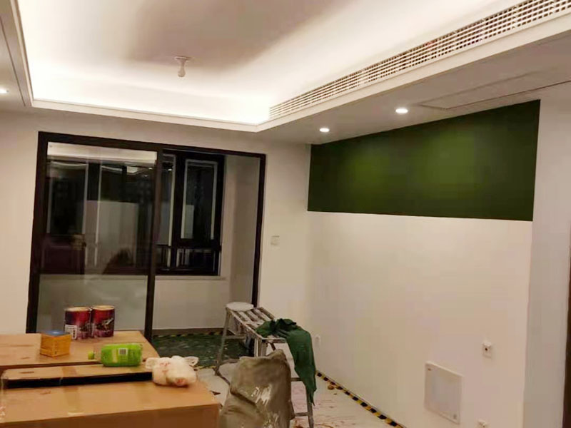 全屋墻面局部改色：如果原來的乳膠漆墻面沒有出現(xiàn)太大的裂痕或是掉皮，僅僅只是墻面表面舊了的話就可以直接涂刷。 要是原來的墻面出現(xiàn)質(zhì)量問題，就要先把原來的墻面處理清楚才可以進(jìn)行涂刷。比如出現(xiàn)裂紋的話，首先在裂紋的兩旁鏟除10cm寬，在把鏟除的地方清理干凈后，然后用108膠粘貼&ldquo;滌綸&rdquo;布，再用石膏找平，最后涂上要改的顏色即可。如果墻面掉皮，有可能是墻面滲水造成的，這個問題就比較嚴(yán)重，需要鏟除全部的墻面再進(jìn)行重新施工。