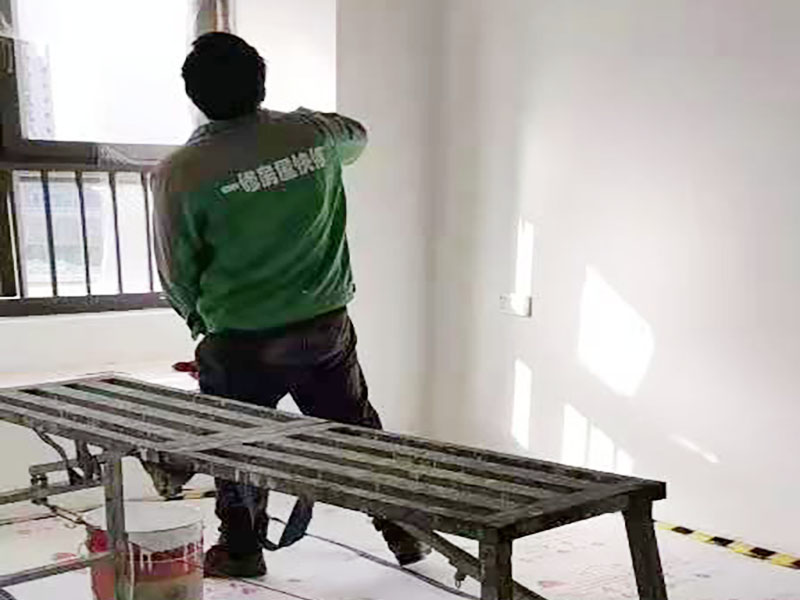 全屋墻面局部改色：如果原來的乳膠漆墻面沒有出現(xiàn)太大的裂痕或是掉皮，僅僅只是墻面表面舊了的話就可以直接涂刷。 要是原來的墻面出現(xiàn)質(zhì)量問題，就要先把原來的墻面處理清楚才可以進(jìn)行涂刷。比如出現(xiàn)裂紋的話，首先在裂紋的兩旁鏟除10cm寬，在把鏟除的地方清理干凈后，然后用108膠粘貼&ldquo;滌綸&rdquo;布，再用石膏找平，最后涂上要改的顏色即可。如果墻面掉皮，有可能是墻面滲水造成的，這個問題就比較嚴(yán)重，需要鏟除全部的墻面再進(jìn)行重新施工。