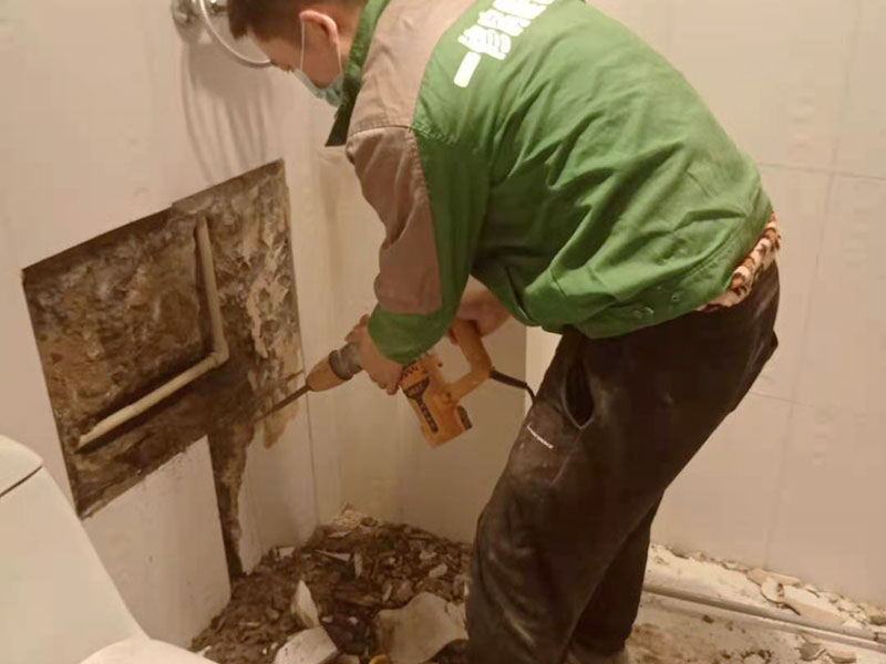 墻內(nèi)水管維修：首先根據(jù)施工圖看水管走向，如果漏水的位置后面埋有水管，可以先把家里面的水閘關(guān)掉，放干龍頭里面的水，如果一段時候后發(fā)現(xiàn)墻面水跡不見了，證明是水管出現(xiàn)問題。 如果是請的專業(yè)的維修師傅，可以讓師傅用打壓機直接打壓檢測，若確定是墻內(nèi)水管漏水，就可以直接鑿開墻壁找水管漏點。 可以先截斷水源，然后將暗水管漏水點的墻面開鑿，找到漏水的部分，先用小鋼鋸把漏水的地方鋸掉，注意鋸口要平。用砂紙把新露出的端口輕輕打磨，然后用接口套住，將備換的新管對準(zhǔn)接口口子，注意要對直。然后用熱熔器對新管道進(jìn)行熱熔連接。 或者是將鋸掉的管道清理干凈，用專用膠水涂在端口上，稍微晾一會兒;趁此時在&ldquo;竹節(jié)&rdquo;接頭內(nèi)涂上膠水。把端口和&ldquo;竹節(jié)&rdquo;連接，然后反復(fù)轉(zhuǎn)動，直到牢固。同樣的方法去連接另一端。最后在接縫處再涂適量的膠水，確保不滲漏。