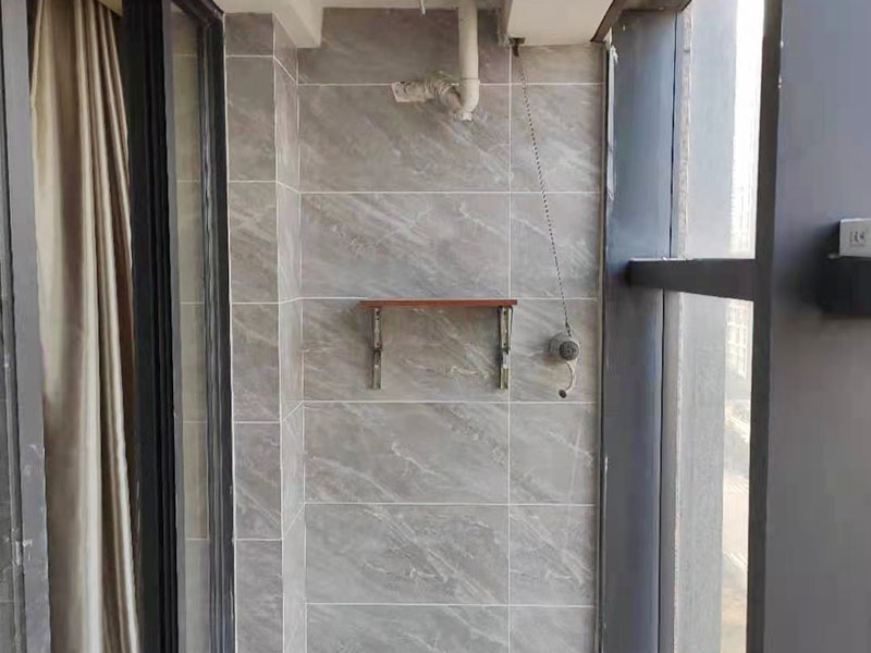 陽(yáng)臺(tái)定制水槽安裝：水槽在安裝前一定要先確定好安裝的位置和尺寸，這樣方便我們按照尺寸訂購(gòu)，最好是有水槽平面圖，免得數(shù)據(jù)不精確，導(dǎo)致返工。 另外，水槽安裝牢固以后，不要左右搖晃，很容易留下縫隙，造成松動(dòng)。而且，最應(yīng)該留意的也是連接處縫隙的密封性。水槽放入臺(tái)面后，需要在墻體和臺(tái)面間安裝配套的掛件，但安裝過(guò)程中盡量多注意水槽的密封效果，最好能做好閉水試驗(yàn)。