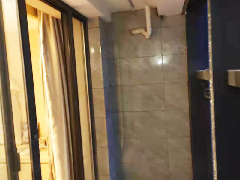 陽(yáng)臺(tái)定制水槽安裝：水槽在安裝前一定要先確定好安裝的位置和尺寸，這樣方便我們按照尺寸訂購(gòu)，最好是有水槽平面圖，免得數(shù)據(jù)不精確，導(dǎo)致返工。 另外，水槽安裝牢固以后，不要左右搖晃，很容易留下縫隙，造成松動(dòng)。而且，最應(yīng)該留意的也是連接處縫隙的密封性。水槽放入臺(tái)面后，需要在墻體和臺(tái)面間安裝配套的掛件，但安裝過(guò)程中盡量多注意水槽的密封效果，最好能做好閉水試驗(yàn)。