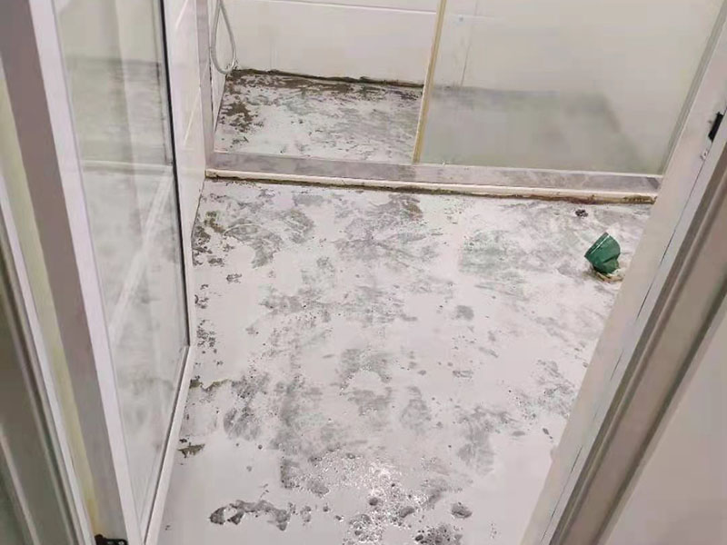 浴室貼磚裝修翻新：在鋪貼瓷磚前，我們要先把還沒涂抹水泥的地磚鋪在地上，并敲平，然后在地磚上涂滿水泥，鋪在地面，鋪地磚的過程中要對齊四塊磚的對角位置。   另外，在鋪貼瓷磚時(shí)也要講究鋪貼順序，在鋪地磚時(shí)應(yīng)從內(nèi)向外貼，有坡度或地漏的地方，要注意排水方向找坡，而墻面磚應(yīng)從下往上貼，底層的瓷磚要最后貼，這樣鋪貼出來才美觀，我們鋪完地磚后還要壓地磚。