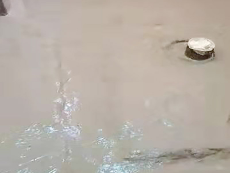 衛(wèi)生間地面防水施工：首先，用小金屬榔頭敲墻面、地面，如果發(fā)現(xiàn)&ldquo;噗噗&rdquo;的空聲，意味著里面有空鼓，必須把空鼓部分全部敲掉。然后仔細清理四個墻面基層和地面，拔掉鐵釘，清理雜土垃圾，好用清水沖洗一遍，然后待其干燥。衛(wèi)生間洗浴時水會濺到附近的墻上，假如不做防水的話，墻面就容易發(fā)作霉變，因此在鋪墻面瓷磚之前，必定要做好墻面防水。青龍施工建議，做墻面防水時不應低于30公分，假如對錯承重的輕體墻，就要將整面墻都做防水。