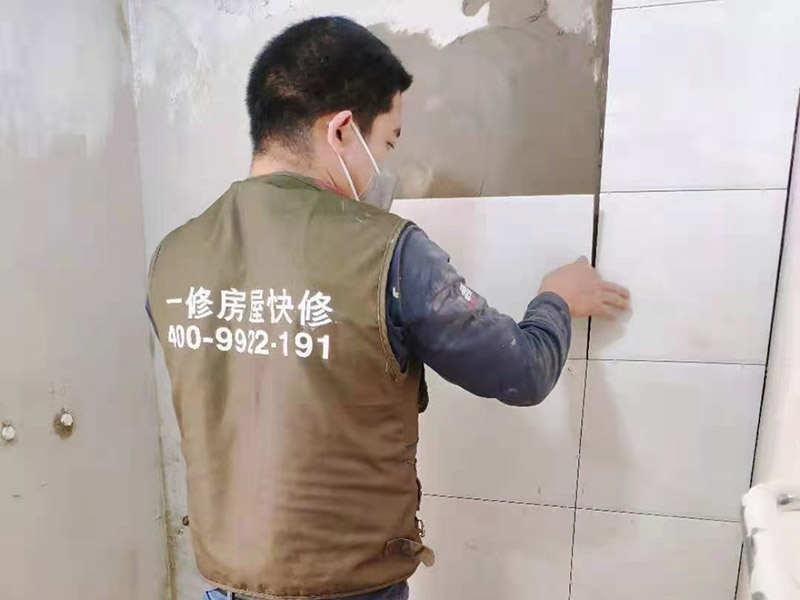 衛(wèi)生間墻磚重貼：首先要先把舊的瓷磚給弄下來。 鋪貼衛(wèi)生間瓷磚的水泥砂漿比例粘貼衛(wèi)生間瓷磚采用的水泥標(biāo)號(hào)為425號(hào)水泥,水泥沙子的混合比例不要大于1:3,水泥含量過重的話,會(huì)因?yàn)樗嗟呐蛎浵禂?shù)高而導(dǎo)致瓷磚的開裂,減少瓷磚的使用壽命。 衛(wèi)生間瓷磚泡水時(shí)長(zhǎng)衛(wèi)生間如果采用釉面墻磚,用水泥砂漿作為粘接劑,瓷磚需要經(jīng)過泡水后鋪貼,泡水的時(shí)間以瓷磚完全浸泡后不冒氣泡的時(shí)間為宜,一般為三十分鐘就可以了。 鋪貼要留縫鋪貼衛(wèi)生間瓷磚無論是否屬于無縫磚,都必須留縫,建議不小于1mm,普通墻磚以1.5&mdash;2mm為宜,仿古磚縫隙可以適當(dāng)?shù)募訉挕? width=