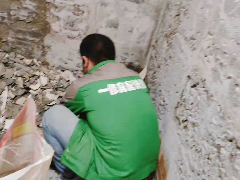 衛(wèi)生間墻磚重貼：首先要先把舊的瓷磚給弄下來。 鋪貼衛(wèi)生間瓷磚的水泥砂漿比例粘貼衛(wèi)生間瓷磚采用的水泥標(biāo)號(hào)為425號(hào)水泥,水泥沙子的混合比例不要大于1:3,水泥含量過重的話,會(huì)因?yàn)樗嗟呐蛎浵禂?shù)高而導(dǎo)致瓷磚的開裂,減少瓷磚的使用壽命。 衛(wèi)生間瓷磚泡水時(shí)長(zhǎng)衛(wèi)生間如果采用釉面墻磚,用水泥砂漿作為粘接劑,瓷磚需要經(jīng)過泡水后鋪貼,泡水的時(shí)間以瓷磚完全浸泡后不冒氣泡的時(shí)間為宜,一般為三十分鐘就可以了。 鋪貼要留縫鋪貼衛(wèi)生間瓷磚無論是否屬于無縫磚,都必須留縫,建議不小于1mm,普通墻磚以1.5&mdash;2mm為宜,仿古磚縫隙可以適當(dāng)?shù)募訉挕? width=