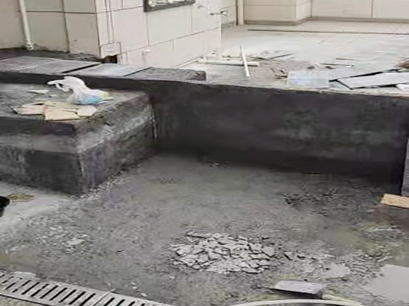 陽臺地面處理施工:防水能力差、表面比較光滑且不具備防滑能力的瓷磚，鋪裝在陽臺地面上是比較危險的事情。如果特別需要在陽臺地面鋪設(shè)瓷磚的話，建議盡量選用亞光面、光線反射率較低、同時具有防凍、防水、防滑等特點的瓷磚進行陽臺的地面鋪設(shè)。 　