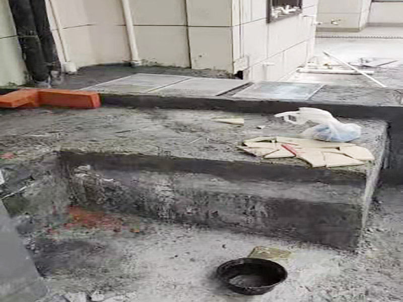 陽臺地面處理施工:防水能力差、表面比較光滑且不具備防滑能力的瓷磚，鋪裝在陽臺地面上是比較危險的事情。如果特別需要在陽臺地面鋪設(shè)瓷磚的話，建議盡量選用亞光面、光線反射率較低、同時具有防凍、防水、防滑等特點的瓷磚進行陽臺的地面鋪設(shè)。 　