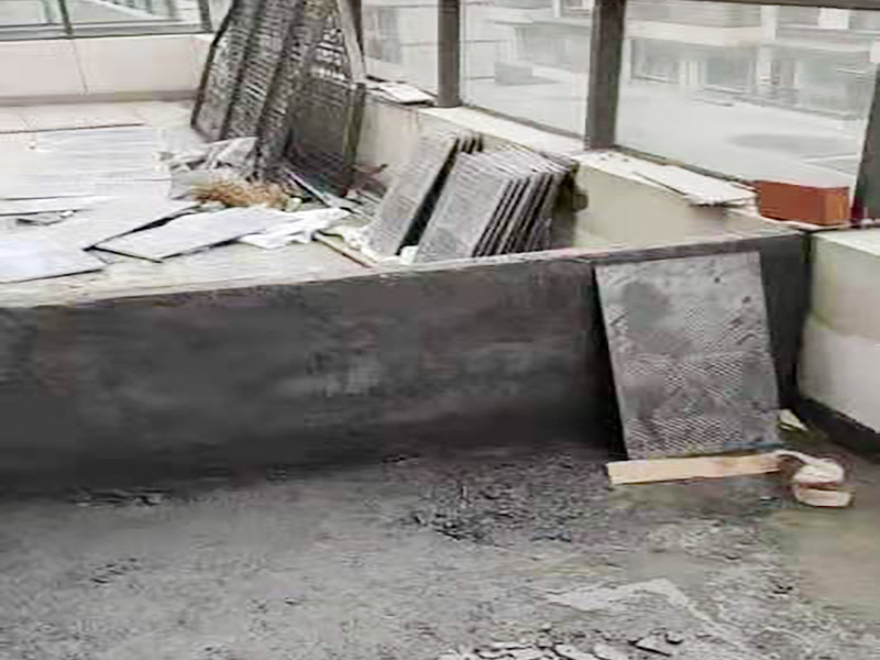 陽臺地面處理施工:防水能力差、表面比較光滑且不具備防滑能力的瓷磚，鋪裝在陽臺地面上是比較危險的事情。如果特別需要在陽臺地面鋪設(shè)瓷磚的話，建議盡量選用亞光面、光線反射率較低、同時具有防凍、防水、防滑等特點的瓷磚進行陽臺的地面鋪設(shè)。 　