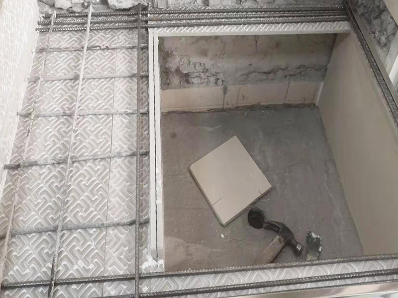 磚砌櫥柜施工：磚砌櫥柜相對于集成櫥柜來說，磚砌櫥柜使用到的材料大多數(shù)都是無污染的原材料，它的環(huán)保系數(shù)還是可以的。磚砌櫥柜比較經(jīng)濟耐用，它的質地比較結實，隨隨便便應該是損壞不了的，即使長期的做菜做飯動靜很大，也不至于直接會損壞櫥柜。 1.先砌好櫥柜底座或背墻磚，貼好踢腳線邊條。 2.預留好立柱位置，貼櫥柜底面磚和背墻。 3.制作立柱。 4.站立好立柱后，在槽里加上砂漿，底面槽內外端用一小塊?；u墊上，墊的時候這塊小磚直接與地層的邊磚接觸，保持厚度2公分左右。 5.臺面放鋼筯和澆筑混凝土。澆筑完成后，安裝臺面和柜門。臺面可以采用大理石、石英石或者?；u。