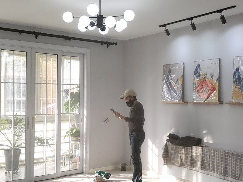 新房裝修設(shè)計：開工前的成品保護(hù)也是檢驗一個施工方或裝修公司質(zhì)量標(biāo)準(zhǔn)的因素之一門窗的成品保護(hù)能有效保護(hù)門窗不被刮花施工損壞并且也能有效隔絕揚塵保護(hù)門窗使用。鏟除原墻面一定要鏟干凈漏出原有墻面水泥層未鏟干凈可能導(dǎo)致后期墻面處理的基層開裂脫落。新建墻體表層或新舊墻體接縫處應(yīng)加掛鐵絲網(wǎng)以增加墻體和外面貼瓷磚的穩(wěn)固性避免新建輕體墻出現(xiàn)開裂、抹灰層出現(xiàn)脫落等現(xiàn)象。施工前應(yīng)根據(jù)設(shè)計出具詳細(xì)的水電定位圖及水電走向圖。應(yīng)嚴(yán)格要求施工方根據(jù)走向設(shè)計進(jìn)行墻面、地面的開槽和布線。水路改造前應(yīng)對室內(nèi)水路進(jìn)行試壓、檢測原有水管是否存在問題。水路設(shè)計應(yīng)根據(jù)廚衛(wèi)設(shè)計規(guī)劃進(jìn)行走向和點位設(shè)計確保所有尺寸和點位能切合和對應(yīng)。