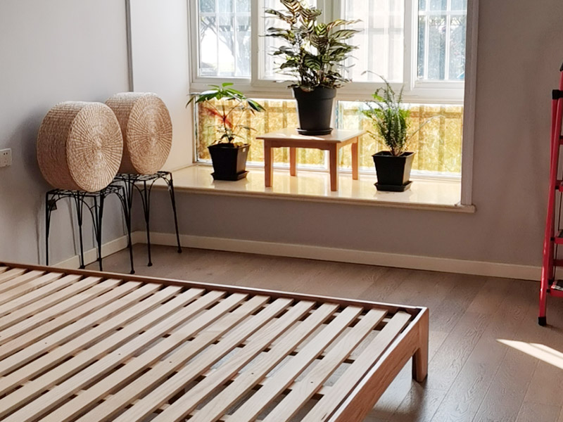 新房裝修設(shè)計：開工前的成品保護(hù)也是檢驗一個施工方或裝修公司質(zhì)量標(biāo)準(zhǔn)的因素之一門窗的成品保護(hù)能有效保護(hù)門窗不被刮花施工損壞并且也能有效隔絕揚塵保護(hù)門窗使用。鏟除原墻面一定要鏟干凈漏出原有墻面水泥層未鏟干凈可能導(dǎo)致后期墻面處理的基層開裂脫落。新建墻體表層或新舊墻體接縫處應(yīng)加掛鐵絲網(wǎng)以增加墻體和外面貼瓷磚的穩(wěn)固性避免新建輕體墻出現(xiàn)開裂、抹灰層出現(xiàn)脫落等現(xiàn)象。施工前應(yīng)根據(jù)設(shè)計出具詳細(xì)的水電定位圖及水電走向圖。應(yīng)嚴(yán)格要求施工方根據(jù)走向設(shè)計進(jìn)行墻面、地面的開槽和布線。水路改造前應(yīng)對室內(nèi)水路進(jìn)行試壓、檢測原有水管是否存在問題。水路設(shè)計應(yīng)根據(jù)廚衛(wèi)設(shè)計規(guī)劃進(jìn)行走向和點位設(shè)計確保所有尺寸和點位能切合和對應(yīng)。