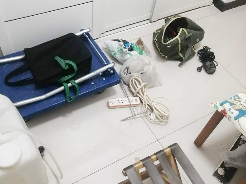 地面漏水維修：判斷地面滲水的方法：只要地面用水，樓下就有滲漏水現(xiàn)象，地面不使用水時(shí)，樓下不再滲漏水。　一般水管滲漏水量大，并且有持續(xù)性；往地漏，手盆，坐便倒水即可判斷下水管沒有問(wèn)題，如果衛(wèi)生間連續(xù)幾天都沒使用水，但是還有滲漏水現(xiàn)象，并且滲漏水沒有減輕，即為上水管問(wèn)題?！?如果衛(wèi)生間是防水層滲漏水，而不是上下水管漏水的情況。都是不需要刨瓷磚就可以維修好的了?！　?維修方法很簡(jiǎn)單就是使用新型的滲透型防水劑在衛(wèi)生間表面再做遍防水，讓水不進(jìn)入地下，直接從水道流走。