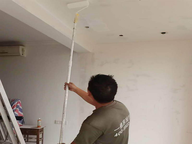 全屋墻面粉刷維修:清理舊墻面:在對墻面粉刷前要對我們的舊墻面進(jìn)行清理，不平的墻皮和污漬清理干凈。對舊墻進(jìn)行清理是墻面粉刷的第一步，是墻面粉刷的基礎(chǔ)工作，在清理舊墻面時要處理好，舊墻面的基礎(chǔ)墻面不受影響。 刮膩子粉:在對舊墻面進(jìn)清理之后就要多我們的墻面刮膩子粉處理，在刮膩子粉的時候要注意它顆粒的大小，顆粒越小越好，這樣對我們后期的墻面粉刷就方便得多了，當(dāng)然也可以在膩子粉中加一些白乳膠，來增加它本身的硬度。 打磨:墻面粉刷在對墻面進(jìn)行打磨時建議用密度比較小的砂紙來進(jìn)行打磨，這樣對墻體的影響會小一些，不會對墻面造成很大的影響和破壞，如果你用的是質(zhì)地較柔軟的膩子，就可以使用400-500號定的砂紙;如果使用的是質(zhì)地較硬的膩子，就可以使用360-400的號定的砂紙。在打磨時不要用太大的力，否則會在我們的墻體上留下痕跡。